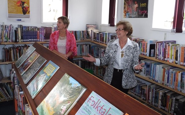 â€˜n Opgewonde Raadsdame Nicolette Botha-Guthrie besigtig die nuwe biblioteek, met Minister Anroux Marais in die agtergrond 